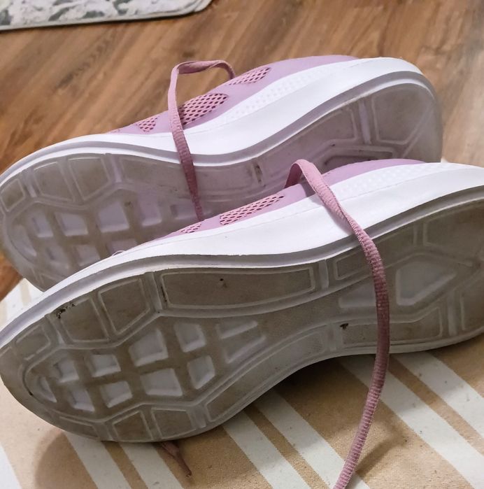 Ładne buty sportowe w kolorze lila.
