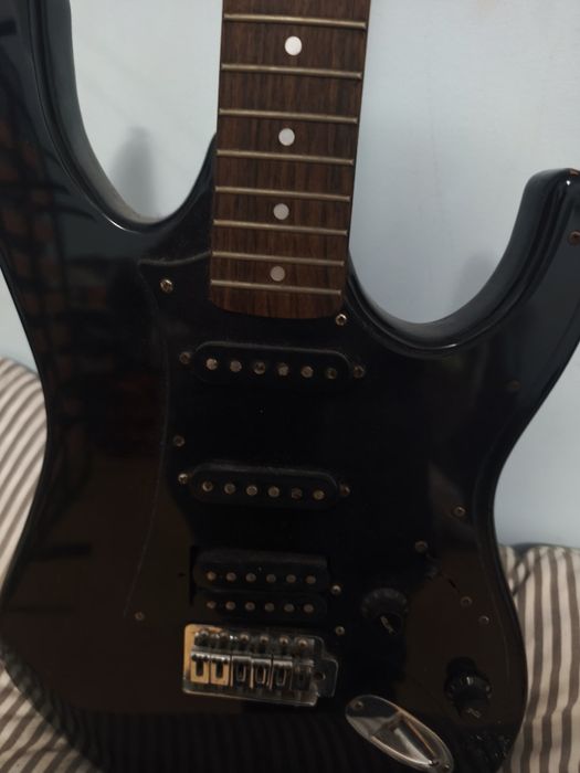 Guitarra Eléctrica Z Silver by Ibanez