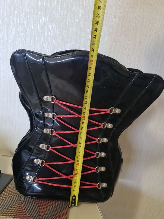 Женский лаковый рюкзак. С корсетом
