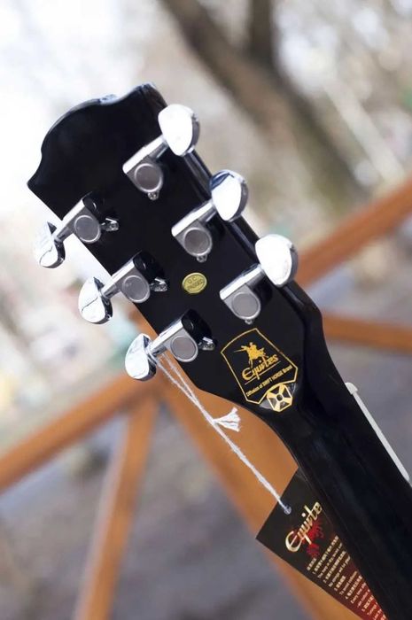 акустическая гитара черная глянцевая с пикгардом и анкером