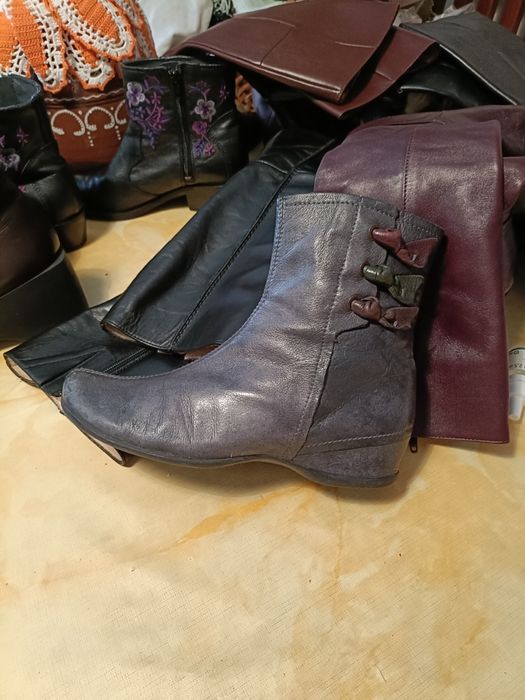 Botins cinza em pele e o forro também