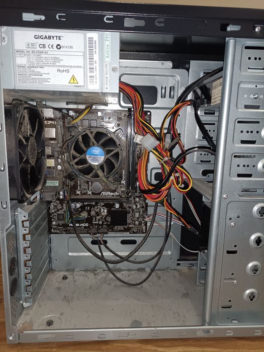 Torre de PC com motherboard