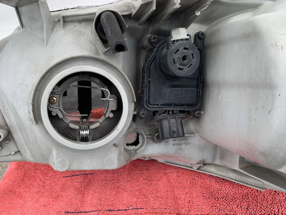 Farol dianteiro direito com fundo negro