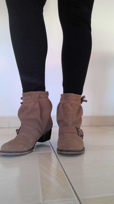 Botins  de Camurça c/Fivela