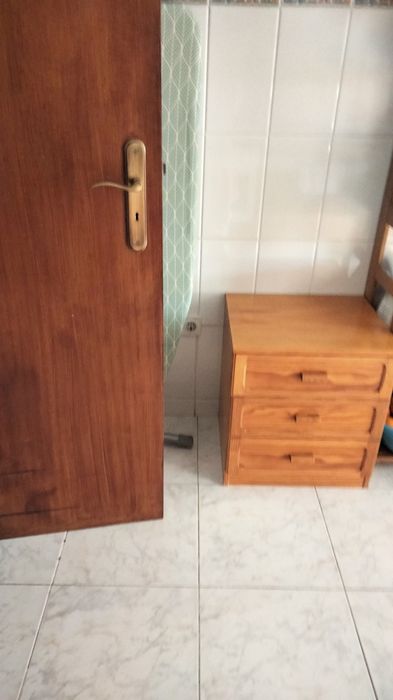 Secretária, cadeira, estante da secretária e uma mesinha cabeceira