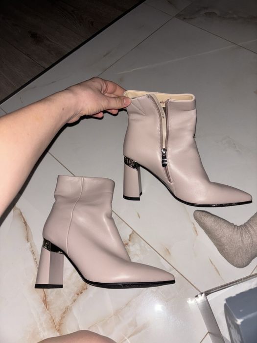 Чоботи ботильйони 39розмір .