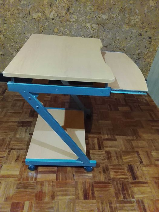 Mesa de Computador Pequena com Rodas — Setúbal