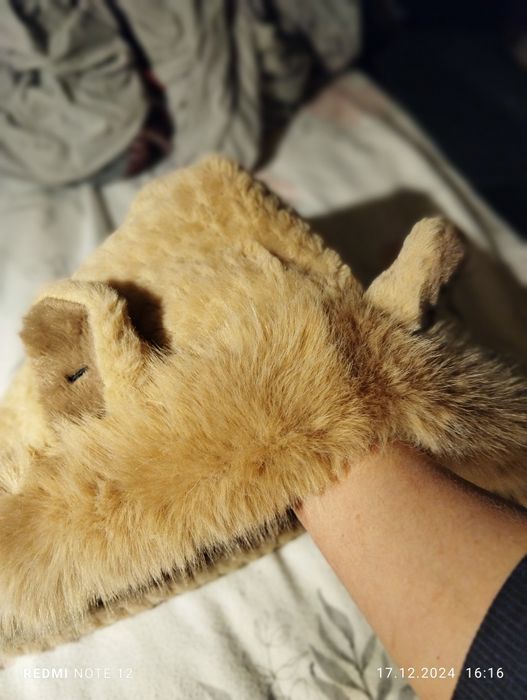 Czapka z szalem i schowkiem na ręce