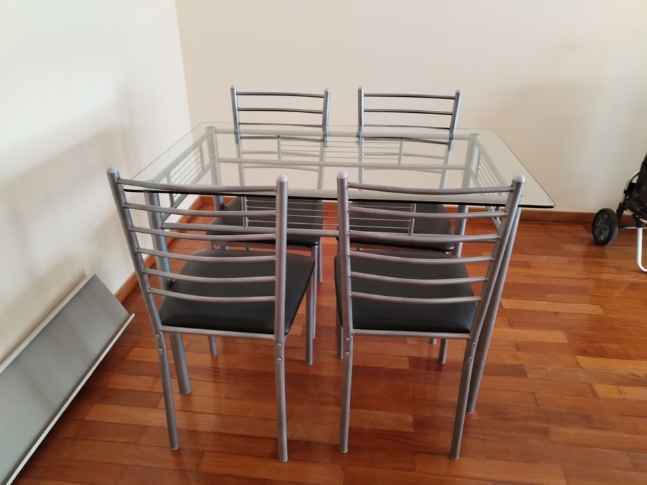 Mesa de  cozinha com cadeiras