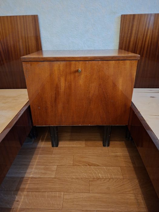 Спальня, кровать, тумбочка, трюмо, зеркало