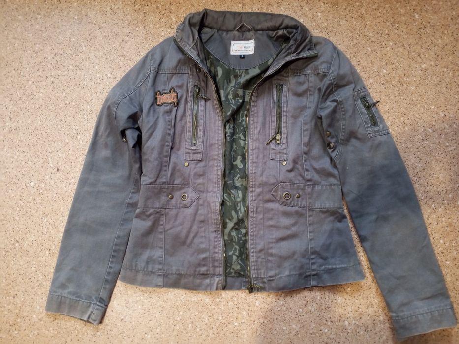 Женская куртка в стиле Military / Cargo от Resist Active Wear