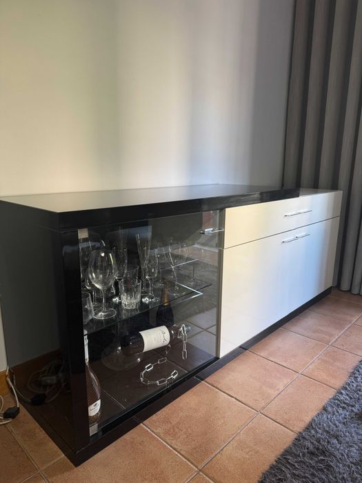 Aparador / Móvel Bar Moderno Preto Branco com Vitrine e LED