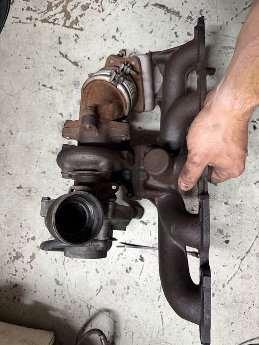 Turbos e um coletor de admissão Mercedes W124 2.5 turbo