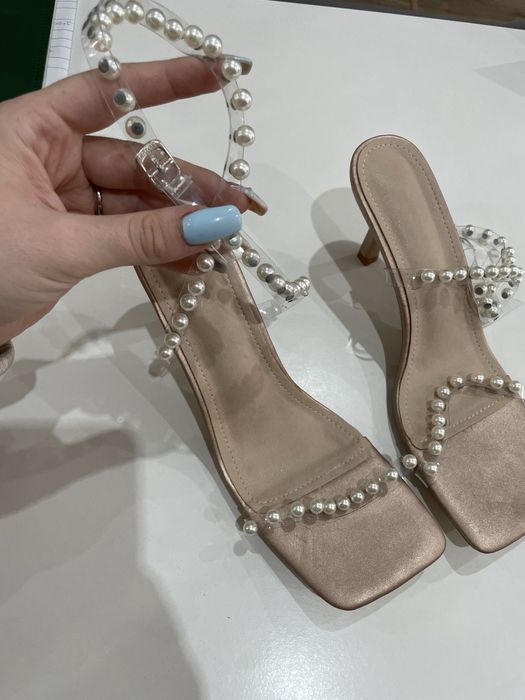 Buty na obcasie perełki