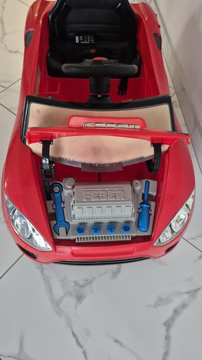 Дитячий електромобіль на батареї.