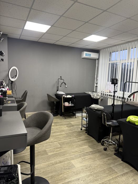 Місце для бровіста, візажиста, лешмейкера