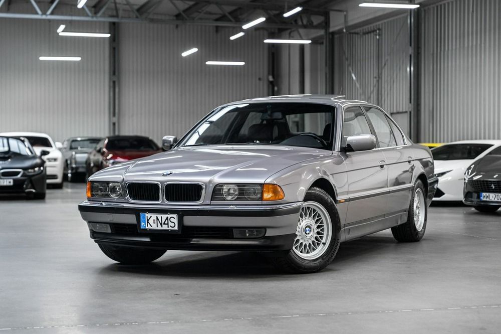 BMW Seria 7 740i V8