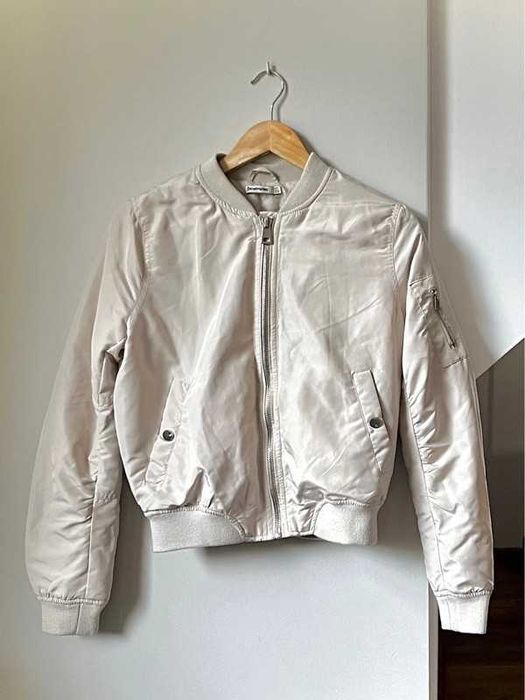 Kremowa kurtka bomberka na zamek beige bomber jacket 36 S Stradivarius