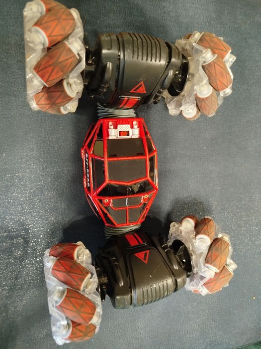 Carrinho de controle remoto vermelho. Stunt Car