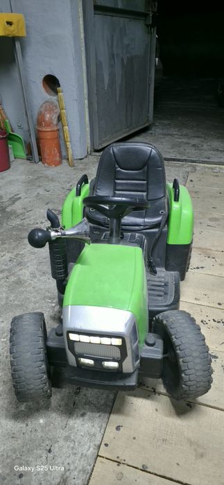 Дитячий трактор, транспорт.