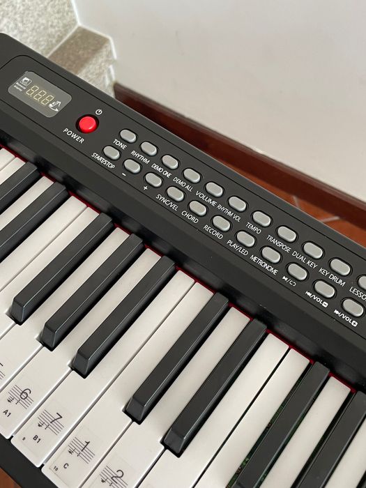 Vendo Teclado como Novo, com fone, pedaleira, tudo certinho. Apenas 2 meses de uso!