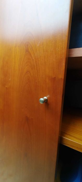 Cómoda de madeira, 106x40, com 3 prateleiras interiores