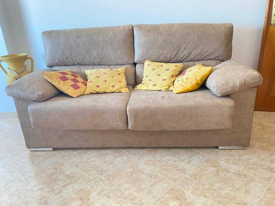 Sofá de 2/3 Lugares em Tecido Camurça/Bege – Como Novo (Pouco Uso)