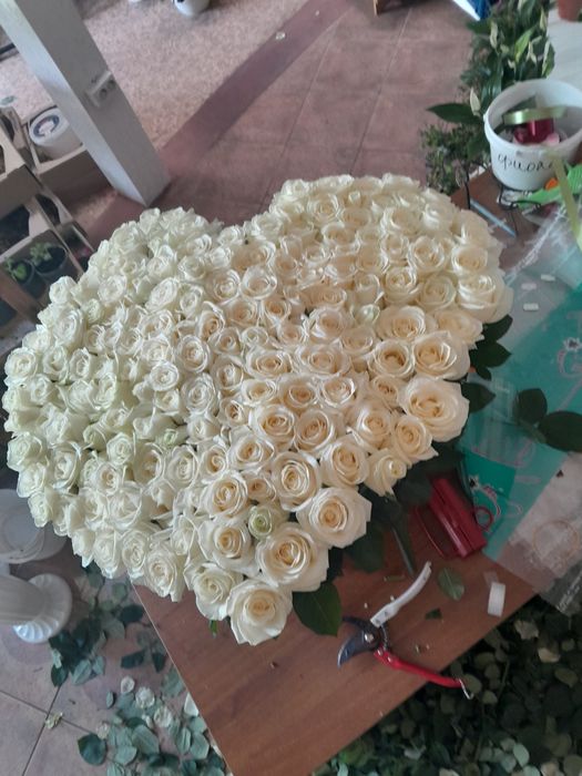 Букеты и  корзинки из роз на заказ