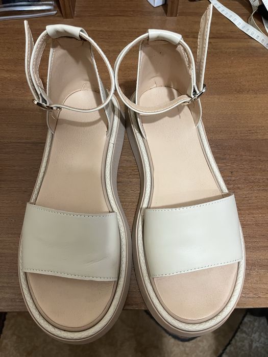 Босоніжки жіночі