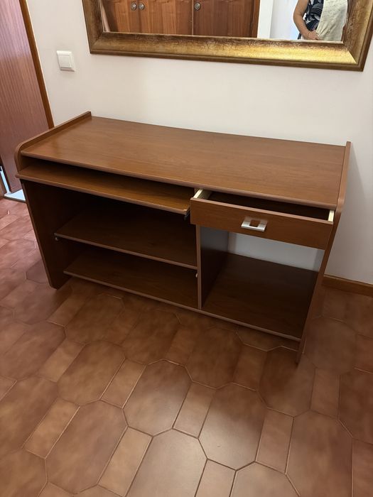 Secretária em otimo estado. A levantar pelo comprador.