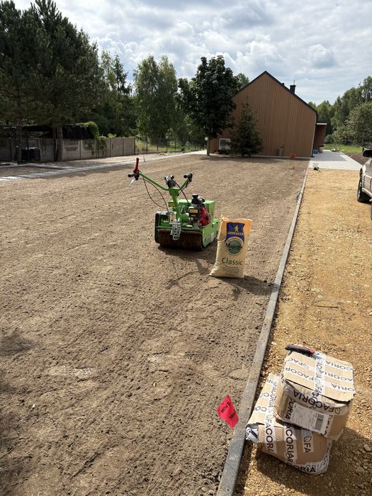 Wysiew mechaniczny trawy siewnik spalinowy sianie usługa