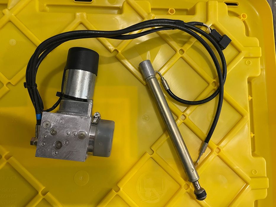 Гідравлічний циліндр  / помпа підйому багажника Mercedes w220