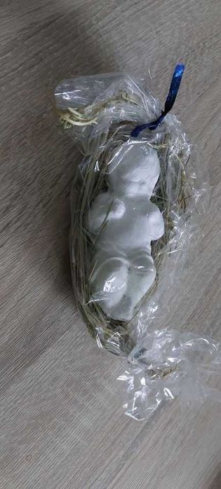 Aniołek gipsowy na sianku figurka NOWY