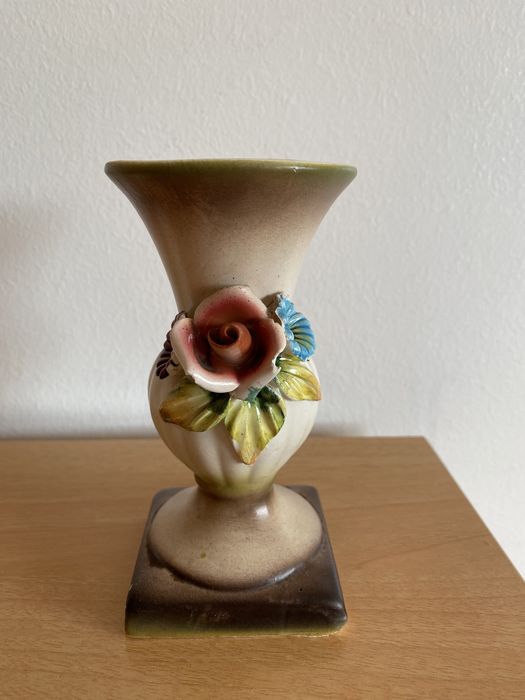 Jarra Vintage com detalhe de flores em relevo