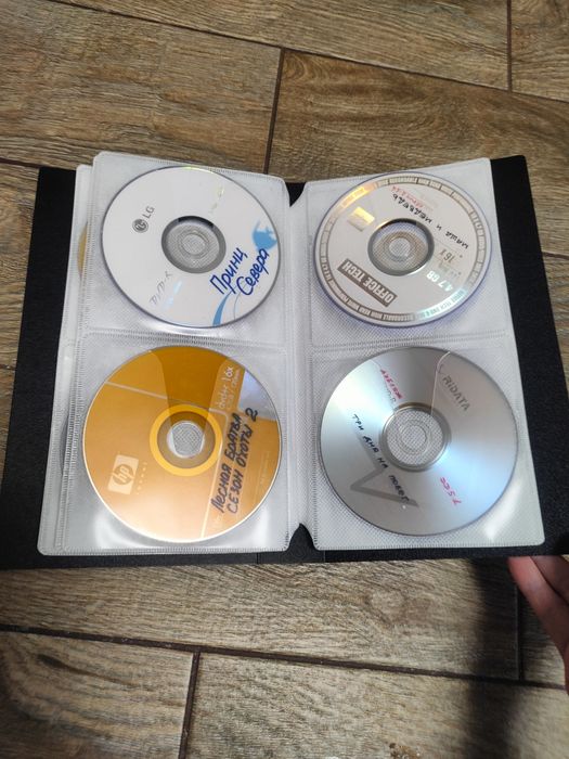 Папка с дисками с фильмами и мультиками