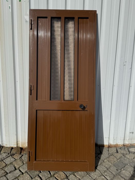 Porta de abrir de 1 folha com fechadura em bom estado