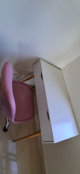 Conjunto de mesa com duas gavetas e cadeira
