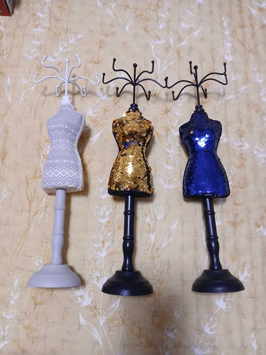 Suportes para pendurar fios ou pulseiras.