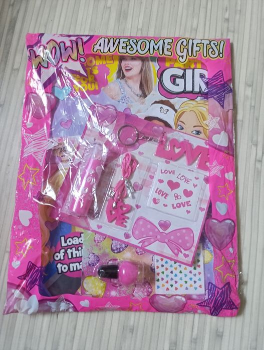 Журнал з подарунками для дівчинки