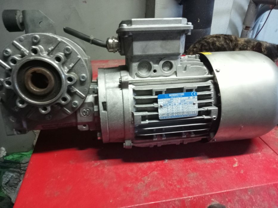 Silnik z przekładnią od bramy zwijanej