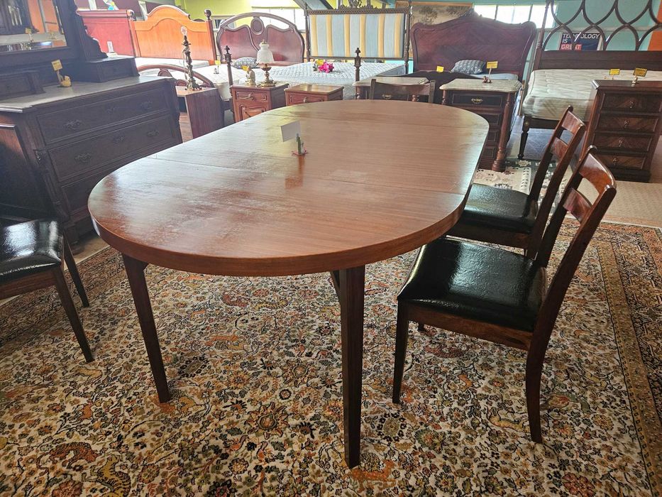 Mesa vintage - Extensivel - Muito bom estado geral - Só a mesa as cadeiras são à parte