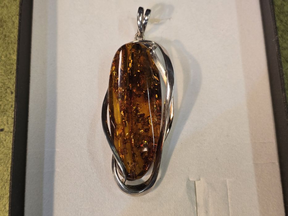 Duży wisior, bursztyn bałtycki unikat 97 mm.