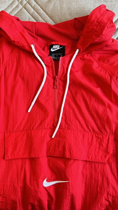 Casaco vermelho Nike com pormenores nas mangas