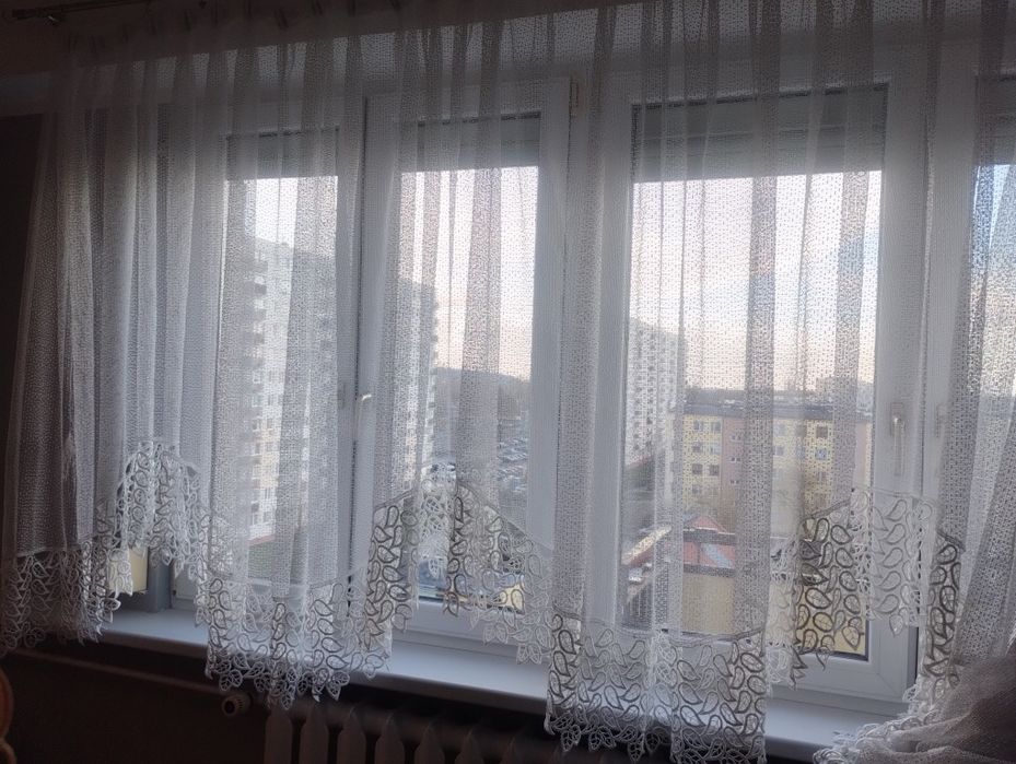 Firana na taśmie z gipiurą na duże okno - 5,20 m po umieszczeniu