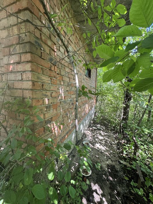 Продам капітальну будівлю на ділянці 6 сот.