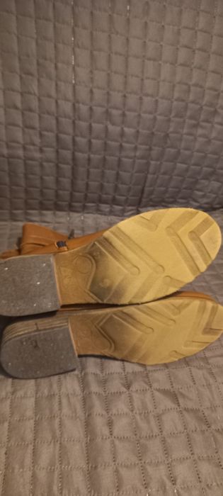 Botas camel com tachas