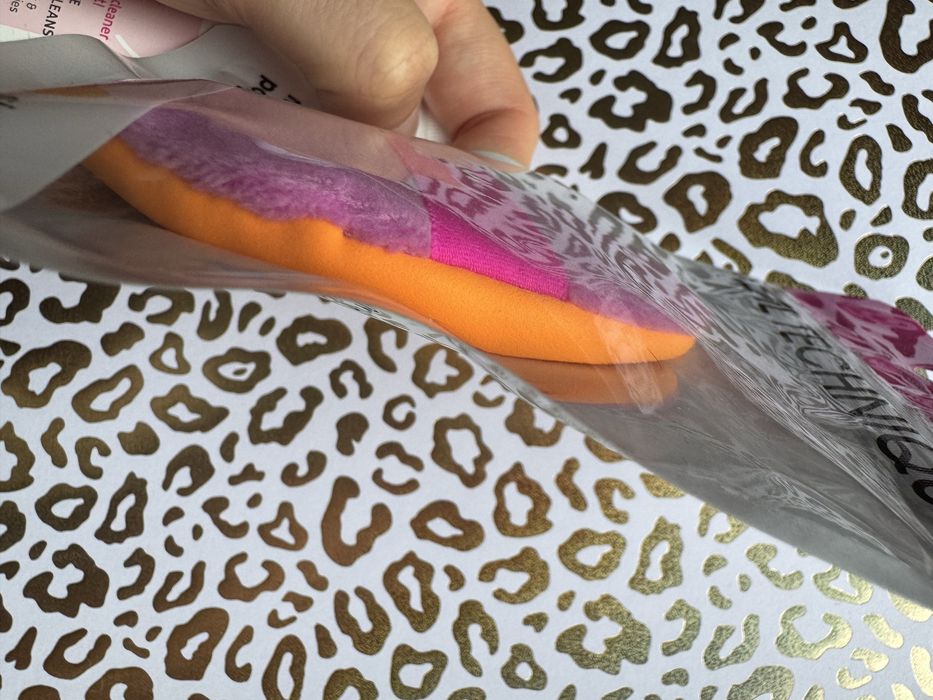 Real Techniques miracle 2-in-1 powder puff for powder and liquid