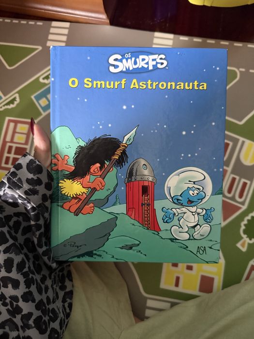 Livro “o smurf astronauta”