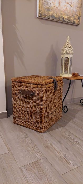 Arca em palha (vime) alsas em ferro e pega em Pele