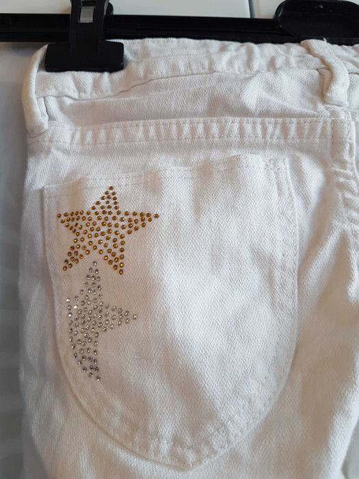 Cudny zestaw:) białe jeansy z dżetami sweterek w paski roz 122/128
